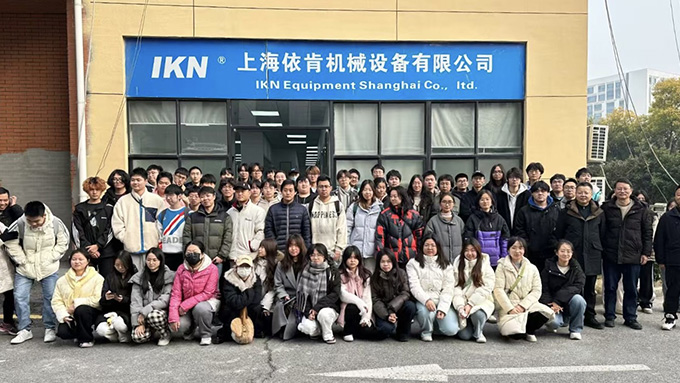 熱烈歡迎上海某高?；は到淌诩皩W(xué)生蒞臨我司參觀指導(dǎo)